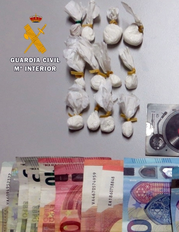 Sorprendido con 12 papelinas de speed dispuestas para su venta en la romería de Arroyo de San Serván