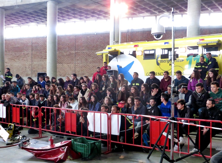 Más de 200 bomberos simulan un rescate en accidente de tráfico