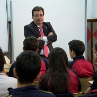 Vara es entrevistado por alumnos de Las Josefinas