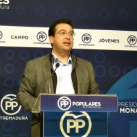 Manzano tacha de “irresponsable” al secretario general de Educación