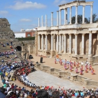 400 escolares representan la historia de Mérida