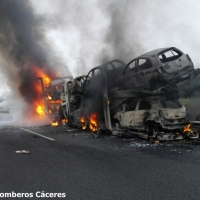 Arde un tráiler que transportaba vehículos en la A5