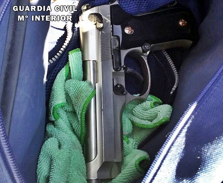 Detenidos dos vecinos de Mérida cuando portaban ilegalmente una pistola