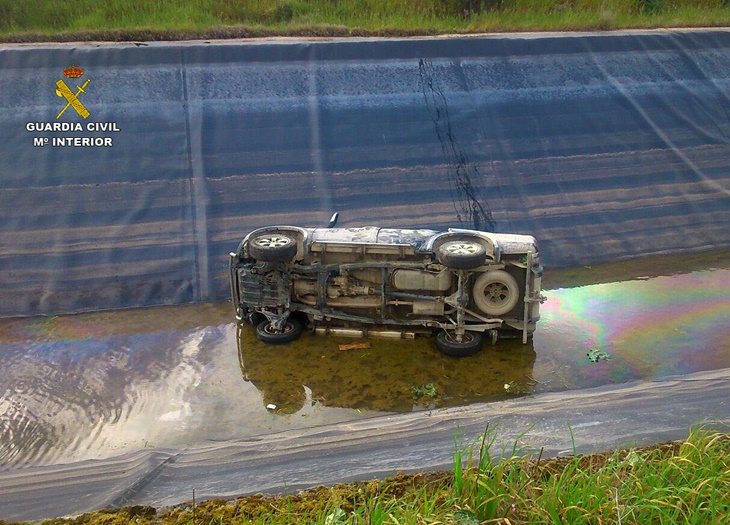 Rescatan al conductor de un coche que cayó al Canal de Orellana