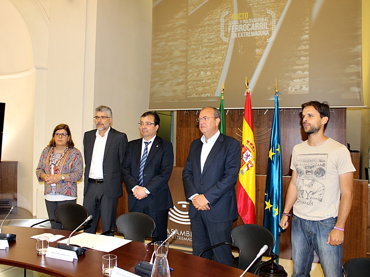 Junta y grupos políticos firman el Pacto por el Ferrocarril