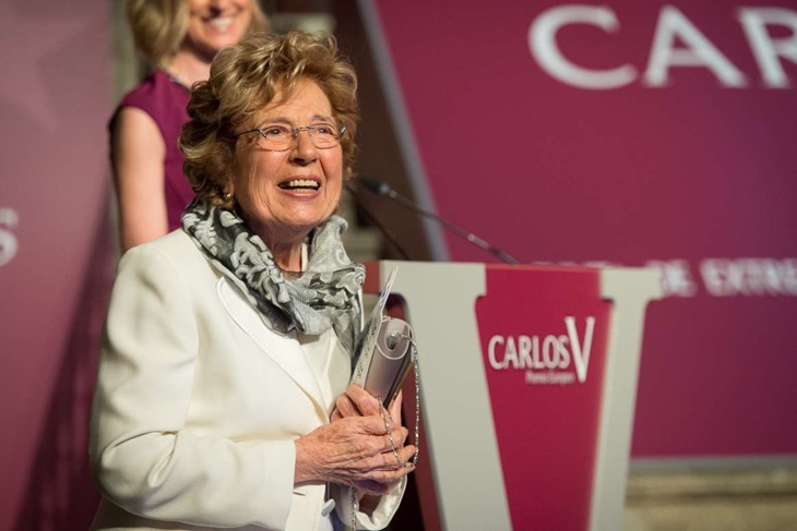 Vara destaca el papel de los jóvenes como vínculo con el futuro