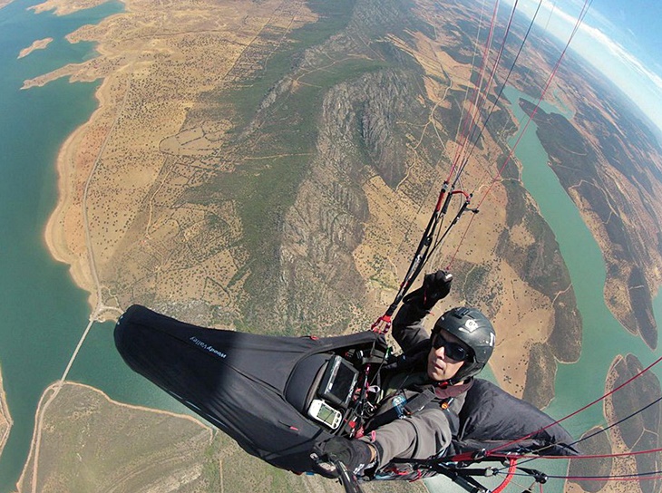 Zarza Capilla vuela en parapente