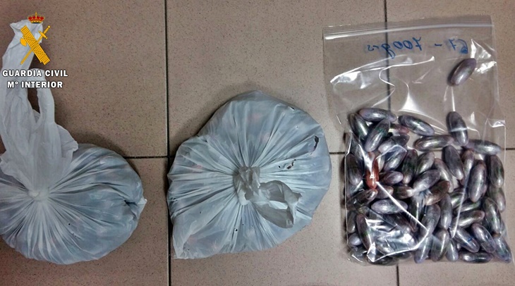 Dos detenidos cuando intentaban desprenderse de dos kilos y medio de droga