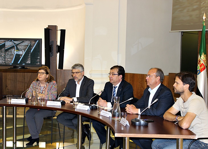 Junta y grupos políticos firman el Pacto por el Ferrocarril