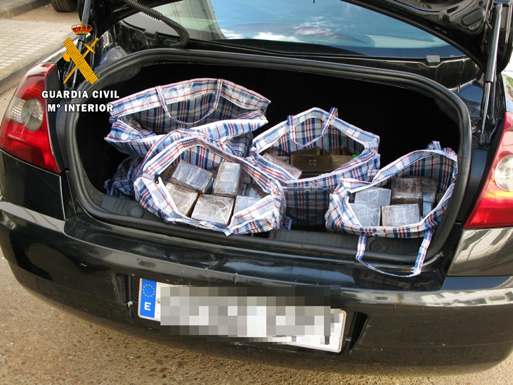 La Guardia Civil intercepta un vehículo con más de 57 kilos de hachís