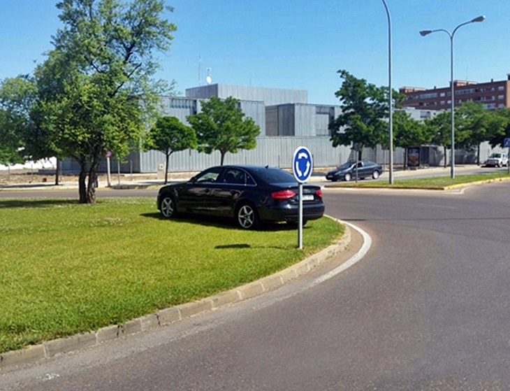 Un coche estacionado acaba en mitad de una rotonda
