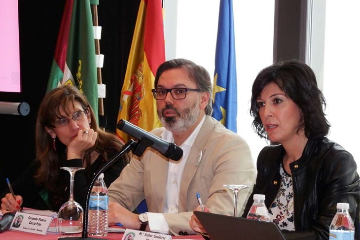 La consejera muestra su apoyo a las comunidades de aprendizaje