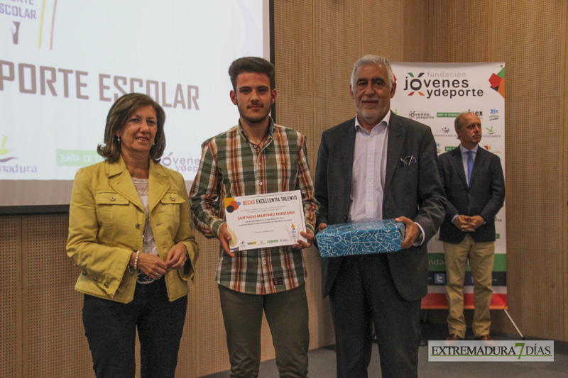 Imágenes de la entrega de Becas Excellentia a deportistas y colegios