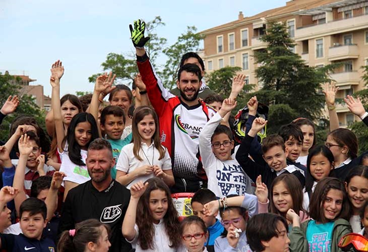 100 escolares disfrutan de una exhibición de BMX en Badajoz