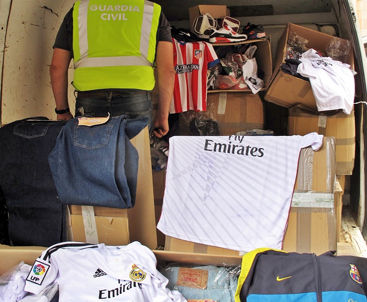 Intervenidas cerca de un millar de prendas y calzado falsificado