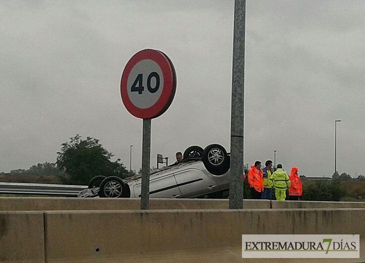 Vuelca un vehículo a la salida de Badajoz