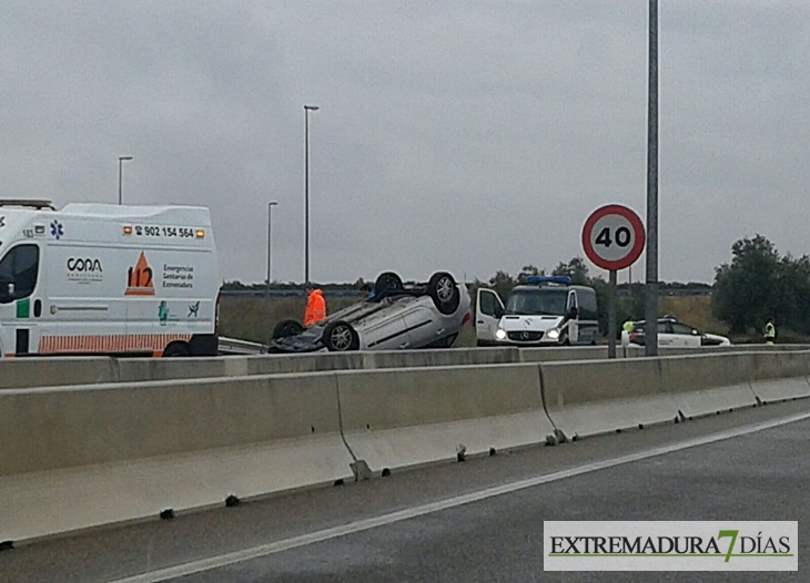 Vuelca un vehículo a la salida de Badajoz