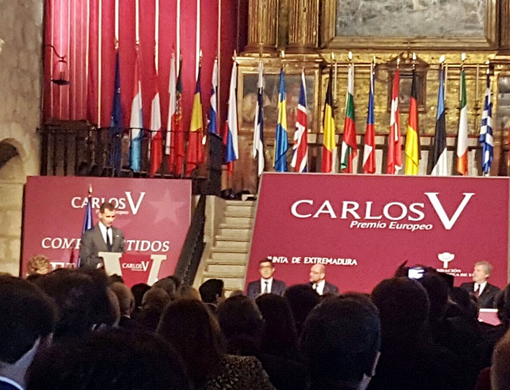 El Rey llega tarde a Yuste tras tres intentos fallidos de aterrizaje