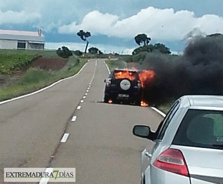 Arde un vehículo en la Carretera de Valverde