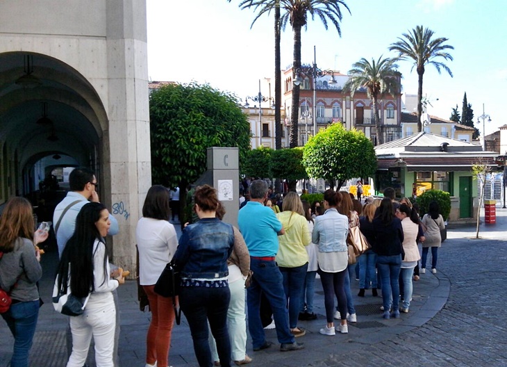 Enormes colas para comprar entradas para los conciertos de Mérida