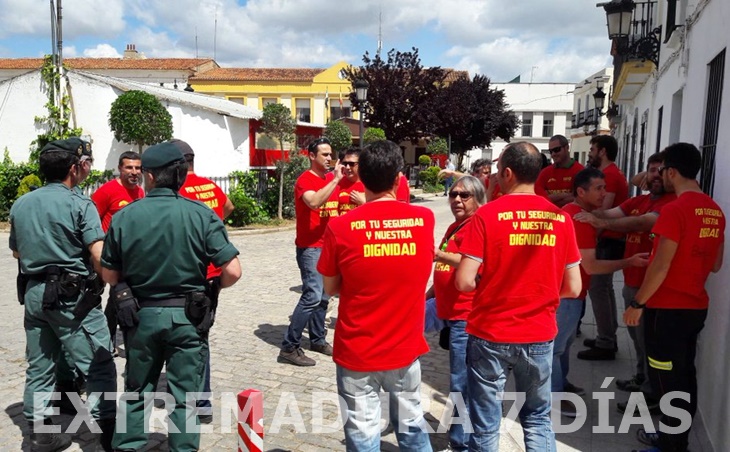 Bomberos de Badajoz esperan a Rajoy para trasladarle sus quejas