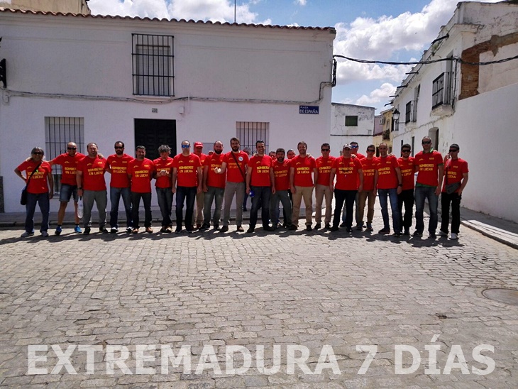 Bomberos de Badajoz esperan a Rajoy para trasladarle sus quejas