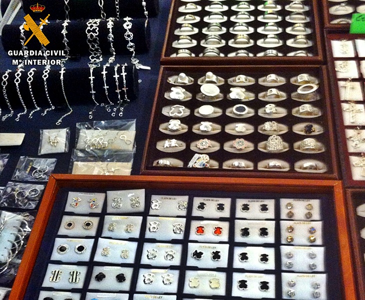 Intervienen casi un centenar de joyas falsificadas en la Feria de La Siberia