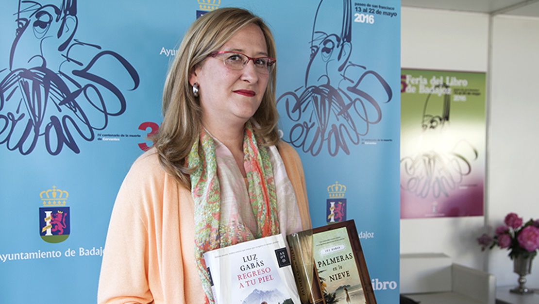 La autora de &#39;Palmeras en la nieve&#39; visita la Feria del Libro de Badajoz