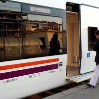 IU exige que se apueste por el tren convencional