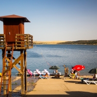 La playa de Orellana revalida por séptima vez la Bandera Azul