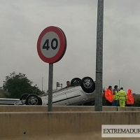 Vuelca un vehículo a la salida de Badajoz