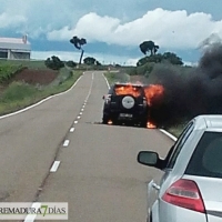 Arde un vehículo en la Carretera de Valverde