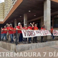 Bomberos de Badajoz esperan a Rajoy para trasladarle sus quejas