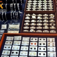 Intervienen casi un centenar de joyas falsificadas en la Feria de La Siberia
