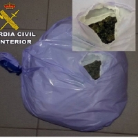 Dos detenidos por arrojar un kilo de marihuana en la A-5