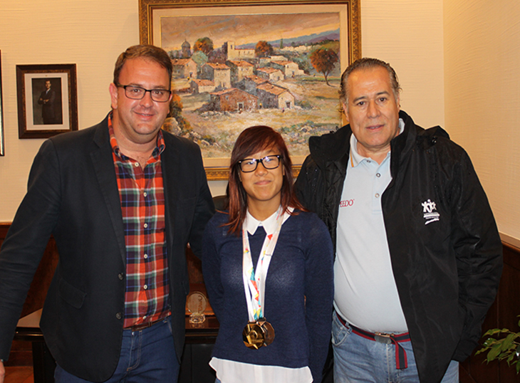 El alcalde de Mérida recibe a la nadadora Isabel Yinghua