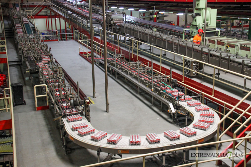 Coca Cola muestra sus nuevas instalaciones a la prensa y radio extremeñas