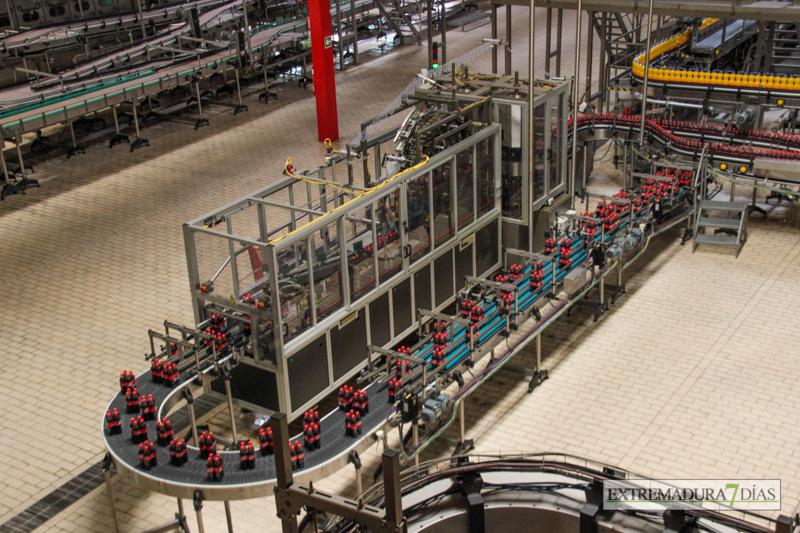 Coca Cola muestra sus nuevas instalaciones a la prensa y radio extremeñas