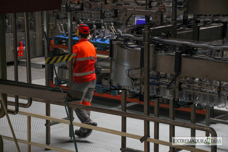 Coca Cola muestra sus nuevas instalaciones a la prensa y radio extremeñas