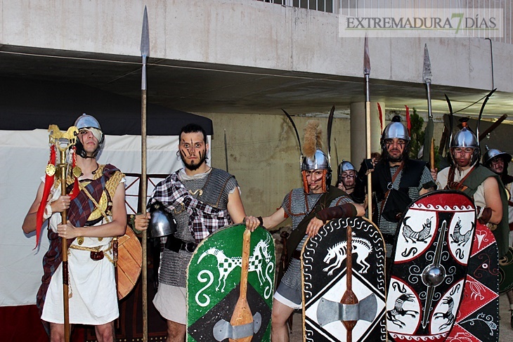 Cientos de personas disfrutan de la VII edición de Emérita Lúdica