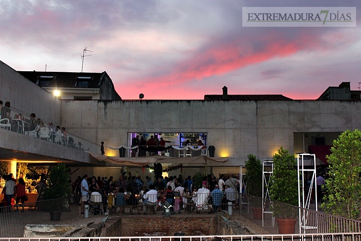 Cientos de personas disfrutan de la VII edición de Emérita Lúdica