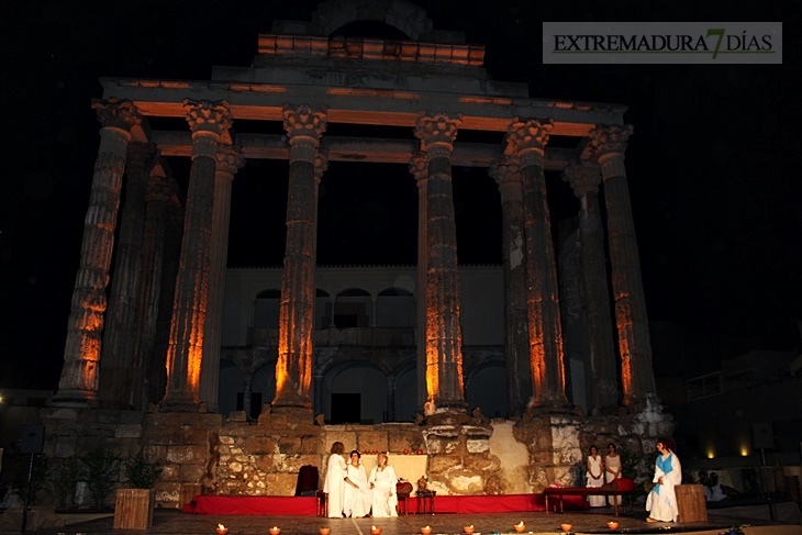 Cientos de personas disfrutan de la VII edición de Emérita Lúdica