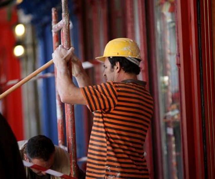 El paro baja en mayo en 119.768 personas en España