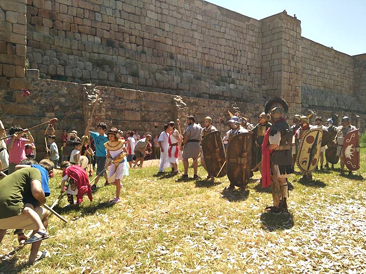 Imángenes de la recreación de lucha entre guerreros romanos