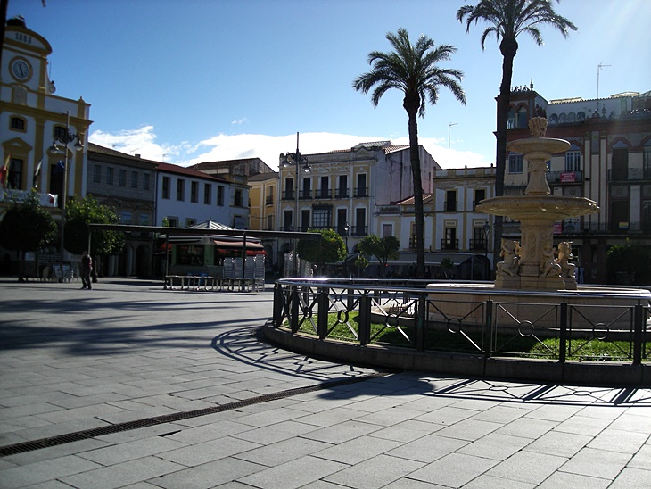 La Plaza de España se corta al tráfico por reparación de adoquines