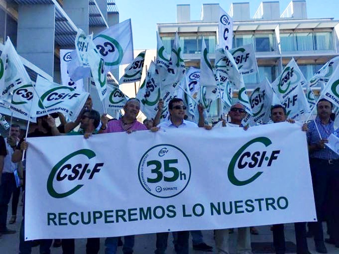 Funcionarios extremeños se manifiestan para exigir las 35 horas laborales