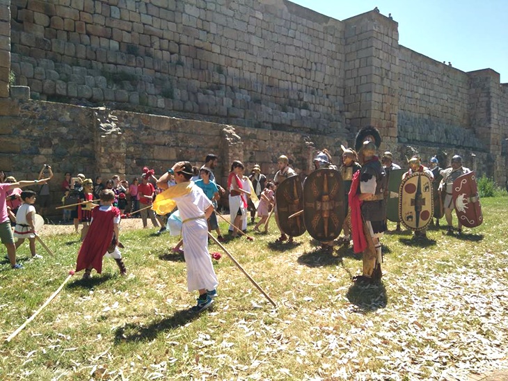 Imángenes de la recreación de lucha entre guerreros romanos