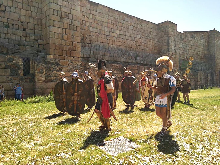 Imángenes de la recreación de lucha entre guerreros romanos
