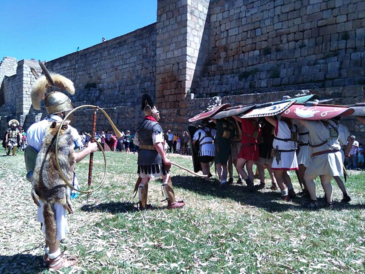 Imángenes de la recreación de lucha entre guerreros romanos