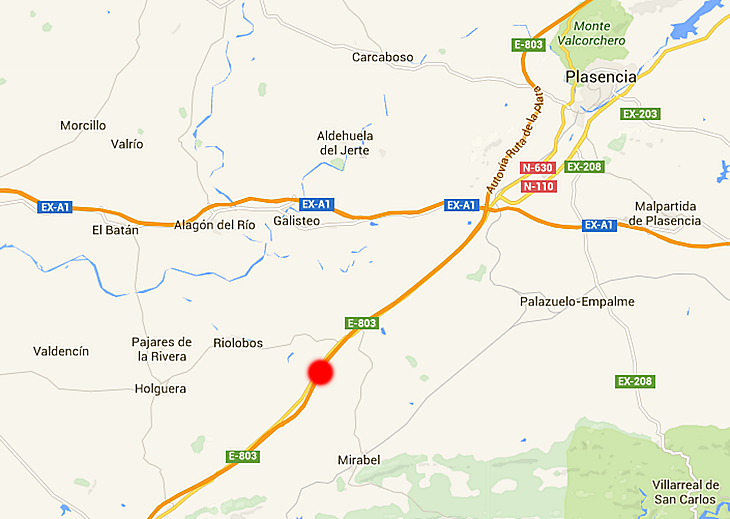 Un fallecido y dos heridos graves en la colisión de un coche y un autobús